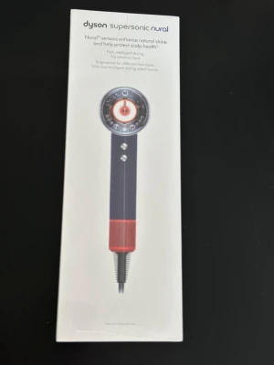 Dyson Supersonic Nural hårfön - Dyson Supersonic Nural hårfön i svart och röd design. Kommer med flera smarta stylingmunstycken för olika hårtyper. Utrustad med sensorer som skyddar hårbotten och ger naturlig glans. Perfekt för snabb och intelligent hårtorkning.