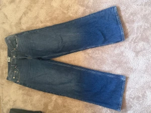 Blå wide leg jeans från 157 - Säljer ett par blåa wide leg jeans från 157 med modellen Optiwide. Jeansen har låg midja och vida ben. Strl S i petite men passar även för de som är lite längre än 160cm. Har använt 1 gång