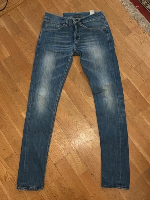 DonDup jeans - Säljer Snygga blå slim fit jeans med lätt slitna detaljer. Och i storlek 30/30