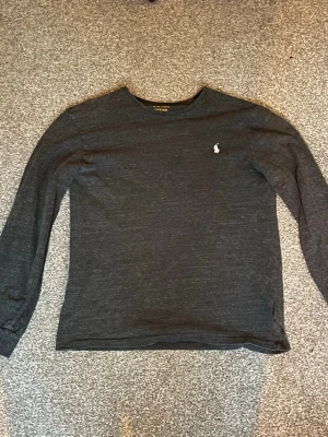 Ralph Lauren tröjor bundle - Säljer dessa tre feta Ralph Lauren tröjor i en bundle, allt är äkta i 8/10 skick. Long sleeven är S och T-shirterna är M. Bara att höra av sig vid minsta funderingar!🙌