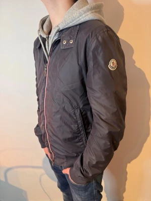 Moncler Vintage Vindjacka - | Skick: 9/10 | Färg: Mörkblå | Modell: 172cm 58kg | Vad inkluderas: Enbart Jackan | 
