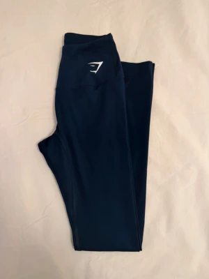 Svarta leggings från Gymshark - Säljer nu mina gymshark tränings leggings från Gymshark i storlek xxs. Första bilden visar att dem är mörkblåa och andra visar hur dem sitter på. Använda fåtal gånger inga konstigheter eller defekter. Pris kan alltid diskuteras❤️