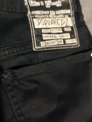 Fina dsquared jeans - Det är ett par svarta fina dsquared jeans bra skick ett litet hål där bak men inte något som man ser