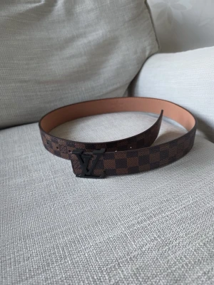 Bälte L-V - Säljer detta vanliga bälte som är helt nytt för ett billigt pris.