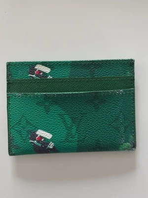 Grön kortfodral - Snygg plånbok. Låda ingår! Kan gå ner i pris vid snabbaffär. 