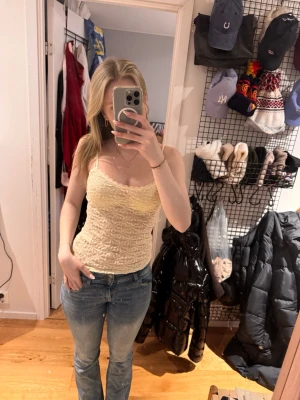 Spets linne  - Säljer denna söta spets linne från Zara då den tyvärr aldrig kommit till användning, aldrig använd som sagt och prislapp kvar☺️