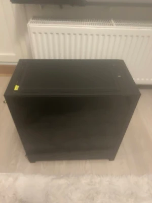 Svart gamingdator med RTX 3060 - Kraftfull svart gamingdator med Intel Core i5 10600KF, ASUS PRIME B560-PLUS moderkort, MSI GeForce RTX 3060 VENTUS 3X, 16GB DDR4 RAM, 1TB NVMe SSD och Corsair 4000D Airflow chassi. Perfekt för gaming och kreativa projekt.