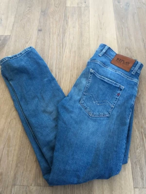 Replay Jeans Grover  - Säljer ett par riktigt snygga Replays i modellen Grover. Storleken på jeansen är W30, L30.  Passar till S/M. Perfekta till vardagslooken och passar till det mesta.  Säljs för 149kr pga att jag inte får användning av dem och nypris är 1500kr.
