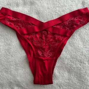 Röda spets-trosor med banddetalj - llora Brazilian trosa. Ny pris 99kr.