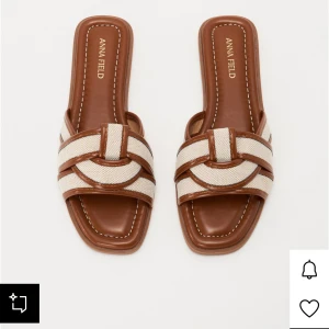 Bruna och beige sandaler Anna Field - Säljer ett par trendiga slip-in sandaler från Anna Field i brunt och beige. De har flätad ovandel i textil och konstläder, fyrkantig tå och låg sula. Perfekta för en avslappnad och stilren look.