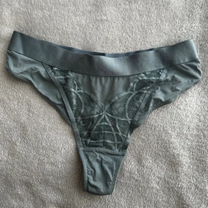 Grå spetsdetaljerade trosor - Luna Thong. Ny pris 199kr.