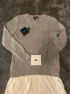 Ralph Lauren Tröja  - Hej säljer denna gråa Ralph Lauren tröja. Väldigt bra skick! Passar 160-170