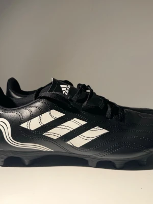 Adidas Copa Sense 4 FXG fotbollsskor – storlek 44, mycket fint skick - Säljer ett par Adidas Copa Sense 4 FXG i storlek 44. Skorna är knappast använda och i väldigt bra skick, inga större slitage. Perfekta fotbollsskor för både träning och match på konstgräs eller grus (FXG-sula).  Helt orginal köpte från Stadium förea året (serienummer och qr finns på sista bilden). Säljer pga de inte används. Kan skickas eller hämtas. 