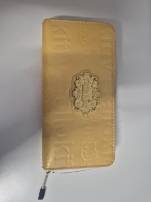 Gul Hello Kitty plånbok med dragkedja - Mycket slitet skick.