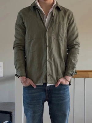Olivgrön Overshirt från Samsøe Samsøe - Snygg olivgrön overshirt från Samsøe samsøe perfekt nu till våren. Köptes ny i Köpenhamn för 2200kr. Använd max tre gånger.
