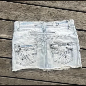 Ljusblå lågmidjad jeanskjol  - Supersöt ljusblå vintage jeanskjol med slitningar! Midjemått: 37cm, längd: 30cm. Kolla in min profil för fler plagg!