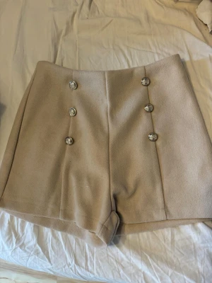 Beige shorts  - Beiga shorts i storlek S petite (passar mig som är xs), endast använda vid ett tillfälle 🩷🌸 ▪️ TikTok: Ginise ✨ 