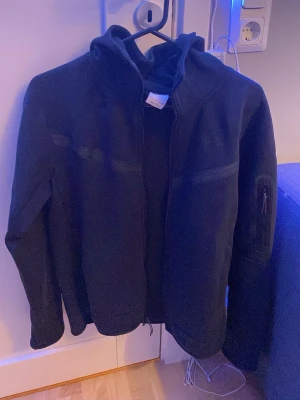 Nike Tech fleece - Säljer min Nike Tech fleece som aldrig blivit använd har bara legat i min garderob möjligtvis blivit använd någon gång hemma men inte mer än så. 