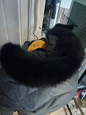 Moose knuckle - Snygg svart  moose knuckle dunjacka med stor pälskantad huva och flera fickor med dragkedja och knappar. Jackan har en quiltad design som skyddar mot kyla. Perfekt för kalla vinterdagar och riktigt varm. Kan skicka bättre bilder vid intresse kvitto finns!!