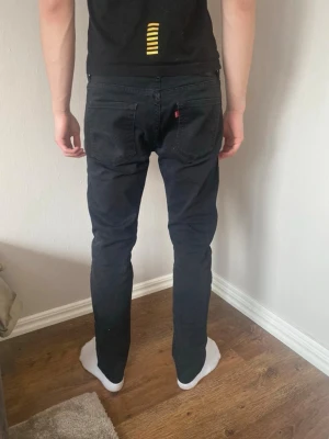 Svarta jeans från Levi's - riktigt snygga jeans från Levi’s i modell 520. storlek W31 L32. märke från snusdosa på en av fickorna, riktigt snyggt 😁