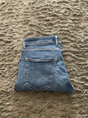 Blå jeans från Replay - Säljer ett par riktigt snygga jeans från Replay i storlek  w33 och L32. Bra skick, med synliga tecken på användning! Hör gärna av er vid funderingar.