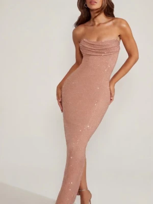 Oh polly bal klänning  - Säljer en superfin glittrig beige långklänning med figurnära passform och axelbandslös design. Klänningen har draperad överdel och skimrande material som fångar ljuset. Perfekt för dig som vill sticka ut på nästa event! Klänningen är aldrig använd , kommer med prislapp och låda (ej mina bilder)