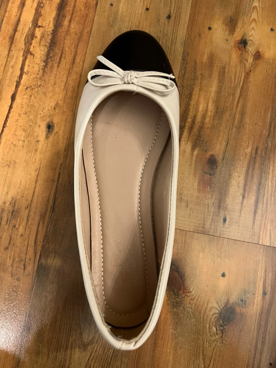 Beige ballerinaskor med svart tå - 1