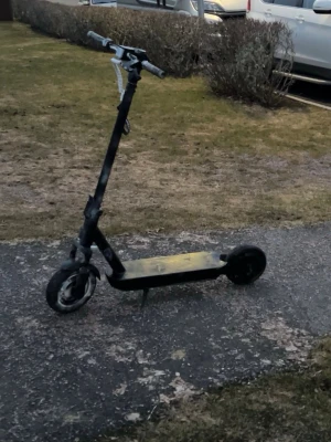 Svart elsparkcykel med stora hjul - Elektrisk sparkcykel i svart med robust ram och stora hjul. Utrustad med styre och fotplatta i metall, samt handtag i plast. Perfekt för att ta sig fram snabbt i stan eller till skolan.