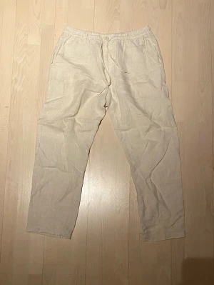 Linnebyxor  - Tjena! Säljer nu dessa linnebyxor från märket Akryl med den klart fetaste passformen på linnebyxor jag sett! Storlek XL och i princip nyskick. Priset är ej hugget i sten så hör av dig vid minsta fundering:)