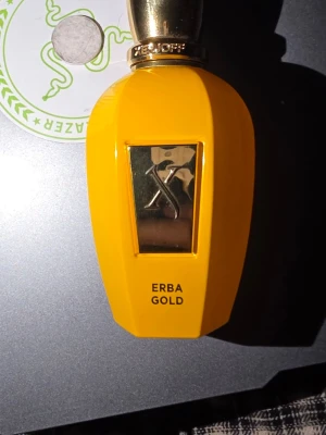 Xerjoff erba gold - dags att sälja flera av mina parfymer då jag inte använder dom och sparar ihop pengar. Alla mina parfymer medföljer med orginal kartong och alla är äkta såklart, de är beställd online ifrån boozt och andra stora hemsidor, box medföljer. 50ml de nog 45-40 ml kvar, billigaste på nätet 1600, mitt pris 1100