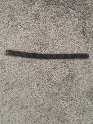 Svart klockarmband från Lacoste - Snyggt svart klockarmband från Lacoste i metall med klassisk länkdesign. Perfekt för dig som vill byta ut eller uppgradera din klocka. Kommer med originalförpackning och påse från Lacoste.