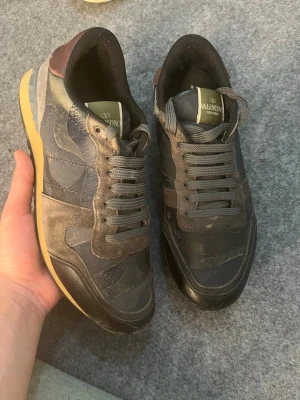 Valentino Rockrunners - Storlek 42. Självklart äkta. Se bilder för att avgöra skicket. Snabba affärer! 