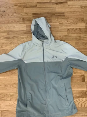Under Armour Tunn Jacka - Den är grå grön. I väldigt bra skick, användes förra våren.
