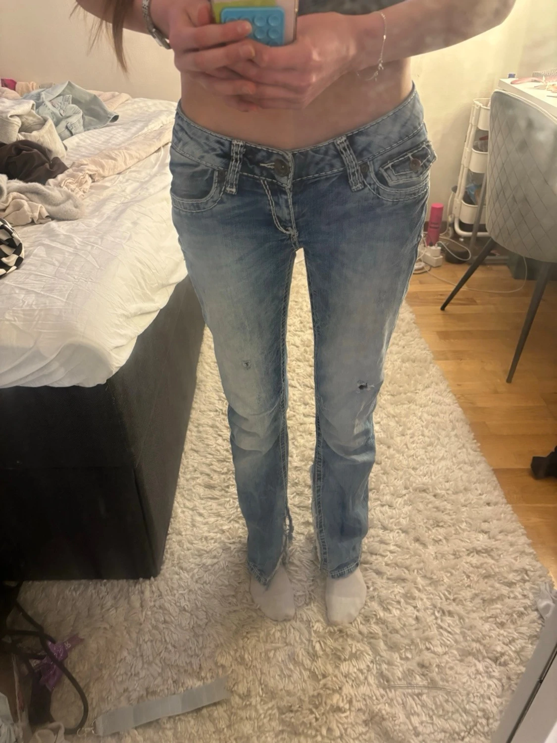 Ljusblå jeans med detaljer - 4