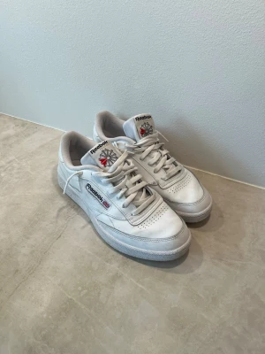 Vita Reebok Club C 85 sneakers - Stilrena Reeboks i storlek 42 som är perfekt till sommaren. Använda få gånger med ytterst lite slitage. Hör av vid frågor!🤗