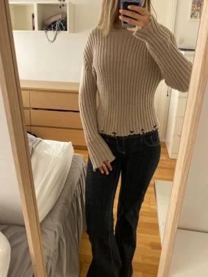 Beige ribbstickad tröja  -  beige ribbstickad tröja med detaljer vid armarna och längst ner på tröjan, i storlek 164 cm, passar mig som är 170 också💕