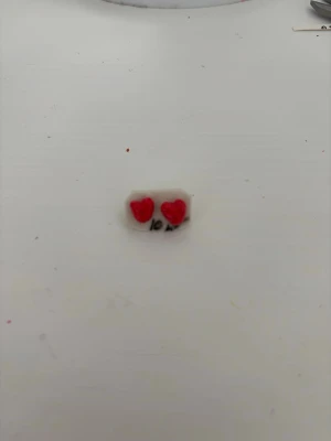 Röda hjärtformade örhängen - Söta örhängen i form av röda hjärtan. De är små och har en enkel stiftmodell med metallfäste. Perfekta för dig som gillar gulliga accessoarer och vill addera lite färg till din stil.