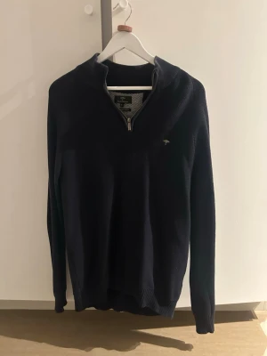 Mörkblå half zip stickad - Stilren half zip från Fynch Hatton, storlek medium