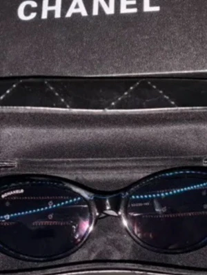 Svarta  solglasögon med kedjedetalj - Snygga svarta solglasögon helt nya 