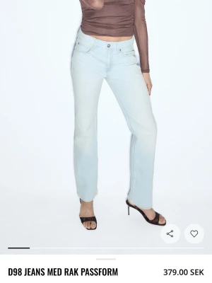 Nästa nya jeans , säljer pga fel storlek - Säljer ett par ljusblå jeans med rak passform och hög midja. Jeansen har klassiska fem fickor, bälteshällor och stängs med knapp och dragkedja. Perfekta till en trendig vardagslook och passar till det mesta i garderoben. Endast använda en gång säljer pga fel storlek