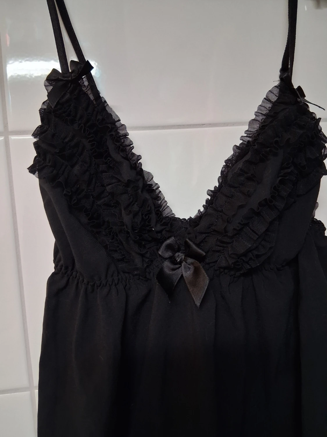 Svart nattlinne med spetsdetaljer - 1