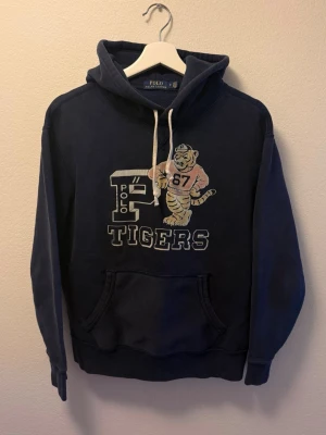 RalphLauren hoodie - Tjena! Säljer denna riktigt fina RalphLauren hoodien, tröjan är i fint skick och i storlek M, hör av dig vid funderingar!🙌