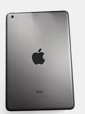 IPad mini 2 (2013) - Säljer en Apple iPad mini 2 med 32 GB lagring i färgen Space Gray. Det är en smidig och lättanvänd surfplatta som passar bra för surf, streaming och enklare appar. iPaden kör iOS 12.5.5 och fungerar som den ska.  Skicket är bra med normalt slitage från användning, men skärmen är hel och enheten är fullt fungerande. Batteriet fungerar för vanlig användning.  Den passar utmärkt som första iPad, för barn eller för dig som vill ha en enkel surfplatta för exempelvis Netflix, YouTube och webbsurf.