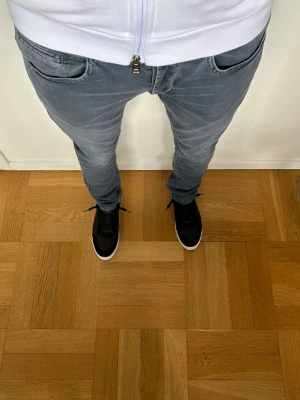 Dondup George Jeans - Gråa Dondup George jeans. Riktigt snygga och trendiga och passar till mycket. Skriv vid funderingar!🤩🤩har lite defekt på en av fickorna se på bild🙌