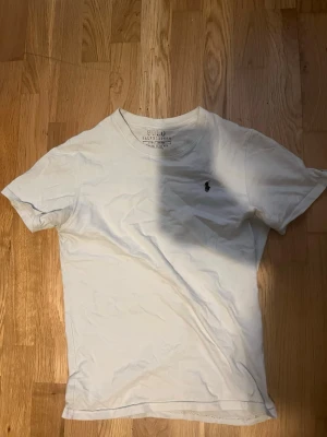 Vit t-shirt från Polo Ralph Lauren - Storlek S säljer billigt för för liten på mig.