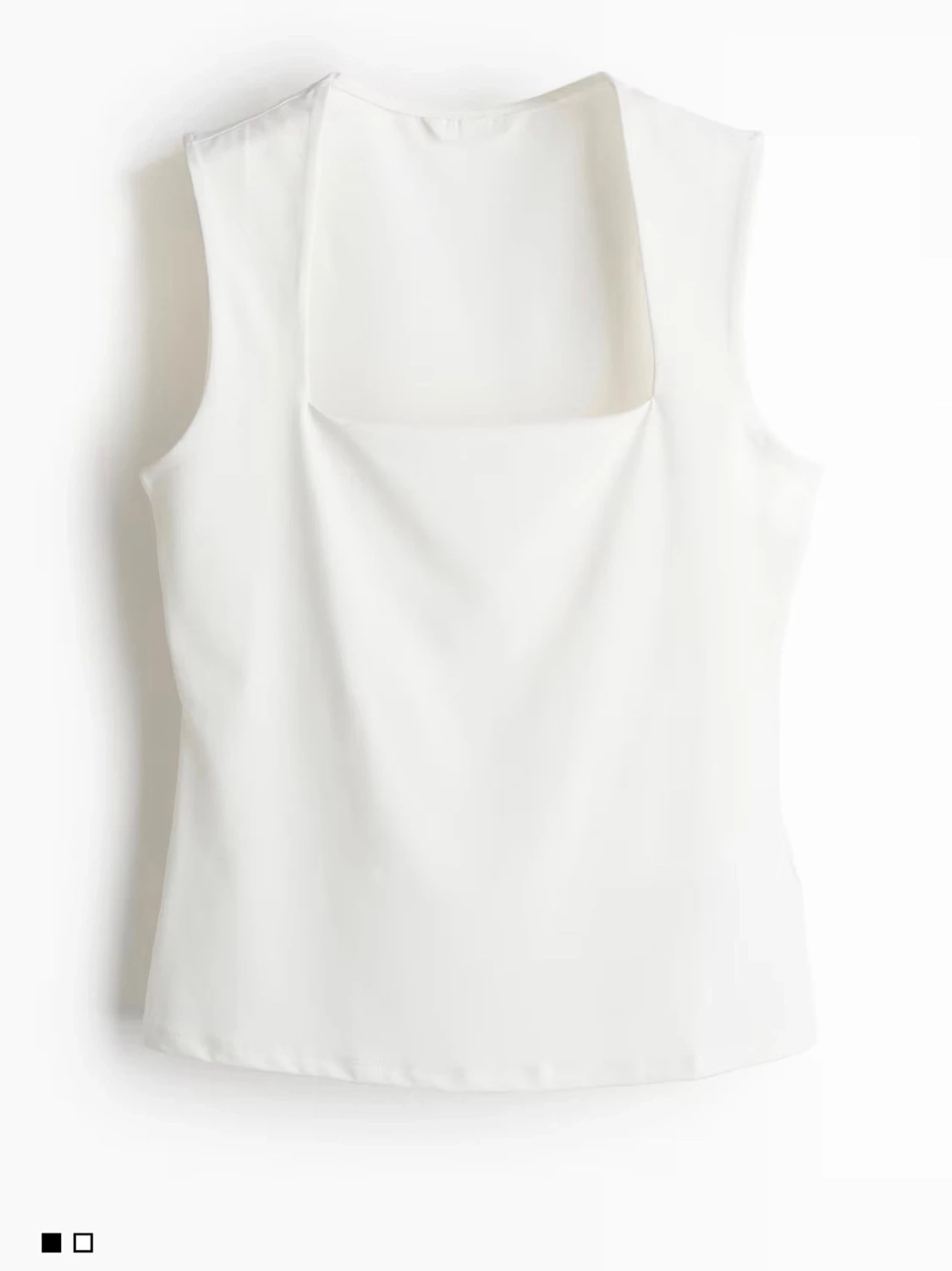 Vit ärmlös linnetopp med fyrkantig ringning