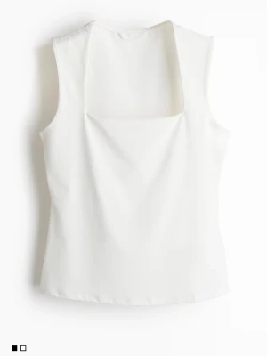 Vit ärmlös linnetopp med fyrkantig ringning - Säljer en stilren vit linnetopp med fyrkantig ringning och ärmlös design. Toppen har en clean lookMaterialet känns lätt och svalt, ❣️