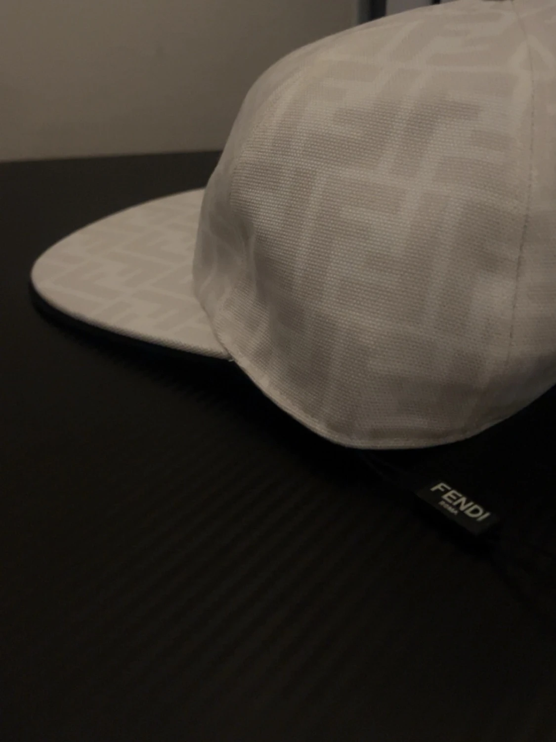 Vit F keps med FF-mönster - 4