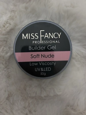 Miss Fancy Builder Gel Soft Nude - Säljer denna då det är fel färg, oöppnad och är i låg viskositet. Färg soft nude, säljer för nypris! 