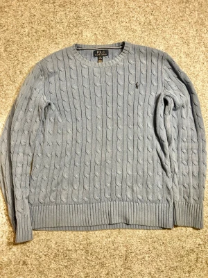 Polo Ralph Lauren sweatshirt  - Riktigt schysst ljusblå kabelstickad tröja från Polo Ralph Lauren i fint skick tveka inte på att höra av dig vid fler frågor🙌